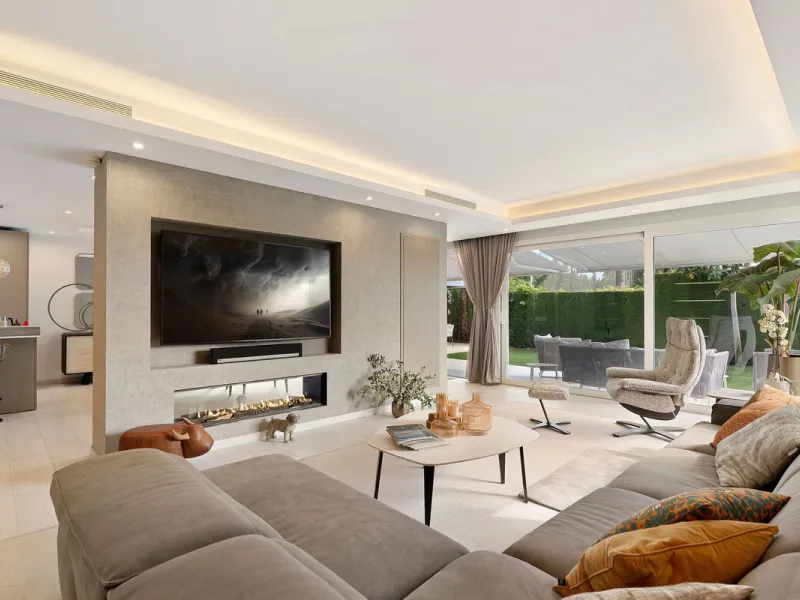House - Detached Villa в продаже в Marbella, Málaga. В доме 5 спален и 4 ванных комнат. Площадь дома 306 м². Площадь участка 830 м²