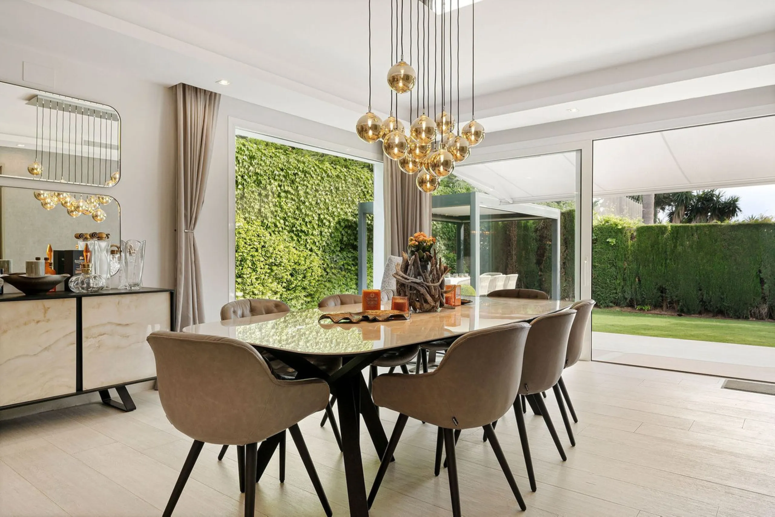 House - Detached Villa в продаже в Marbella, Málaga. В доме 5 спален и 4 ванных комнат. Площадь дома 306 м². Площадь участка 830 м²