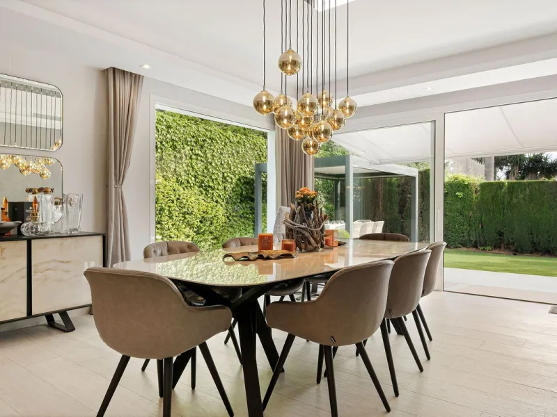 House - Detached Villa в продаже в Marbella, Málaga. В доме 5 спален и 4 ванных комнат. Площадь дома 306 м². Площадь участка 830 м²