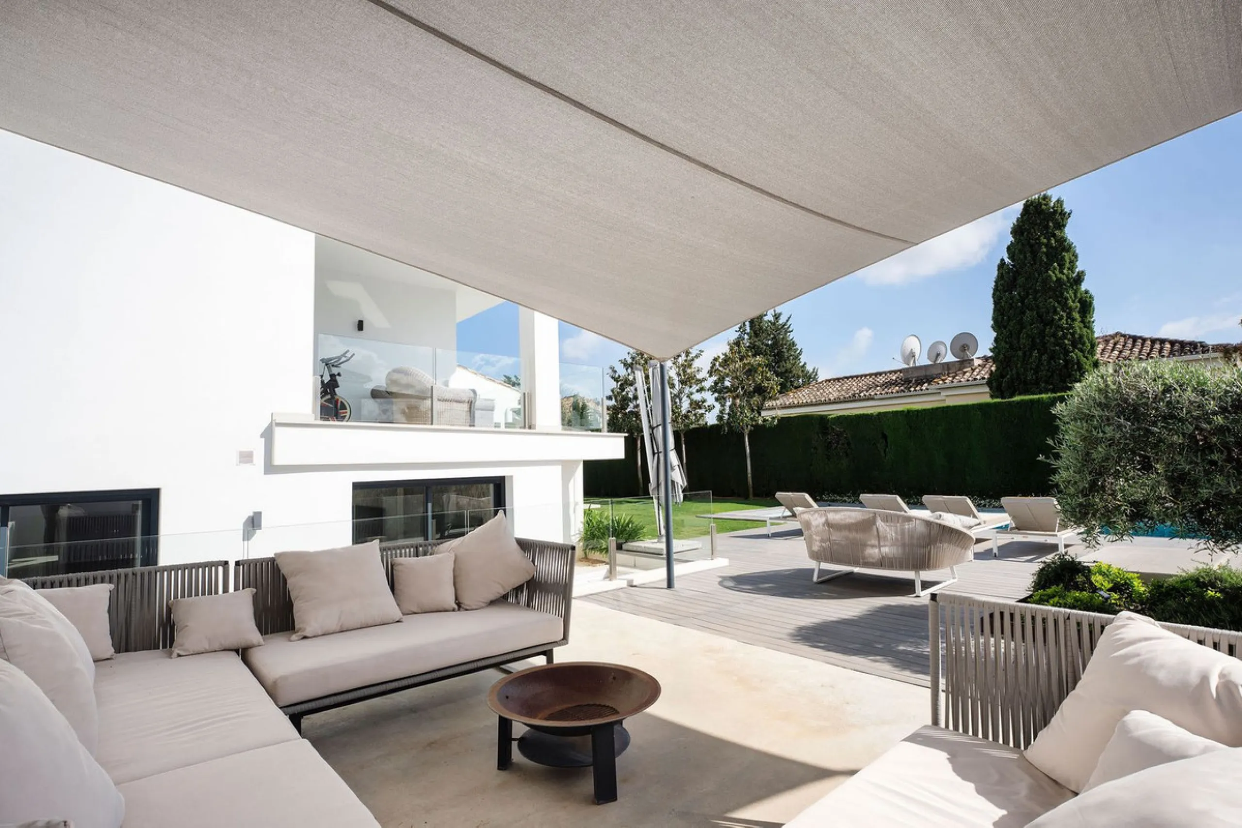 House - Detached Villa в продаже в Marbella, Málaga. В доме 5 спален и 4 ванных комнат. Площадь дома 306 м². Площадь участка 830 м²