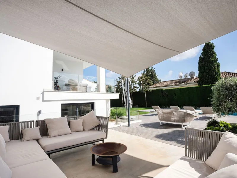 House - Detached Villa в продаже в Marbella, Málaga. В доме 5 спален и 4 ванных комнат. Площадь дома 306 м². Площадь участка 830 м²