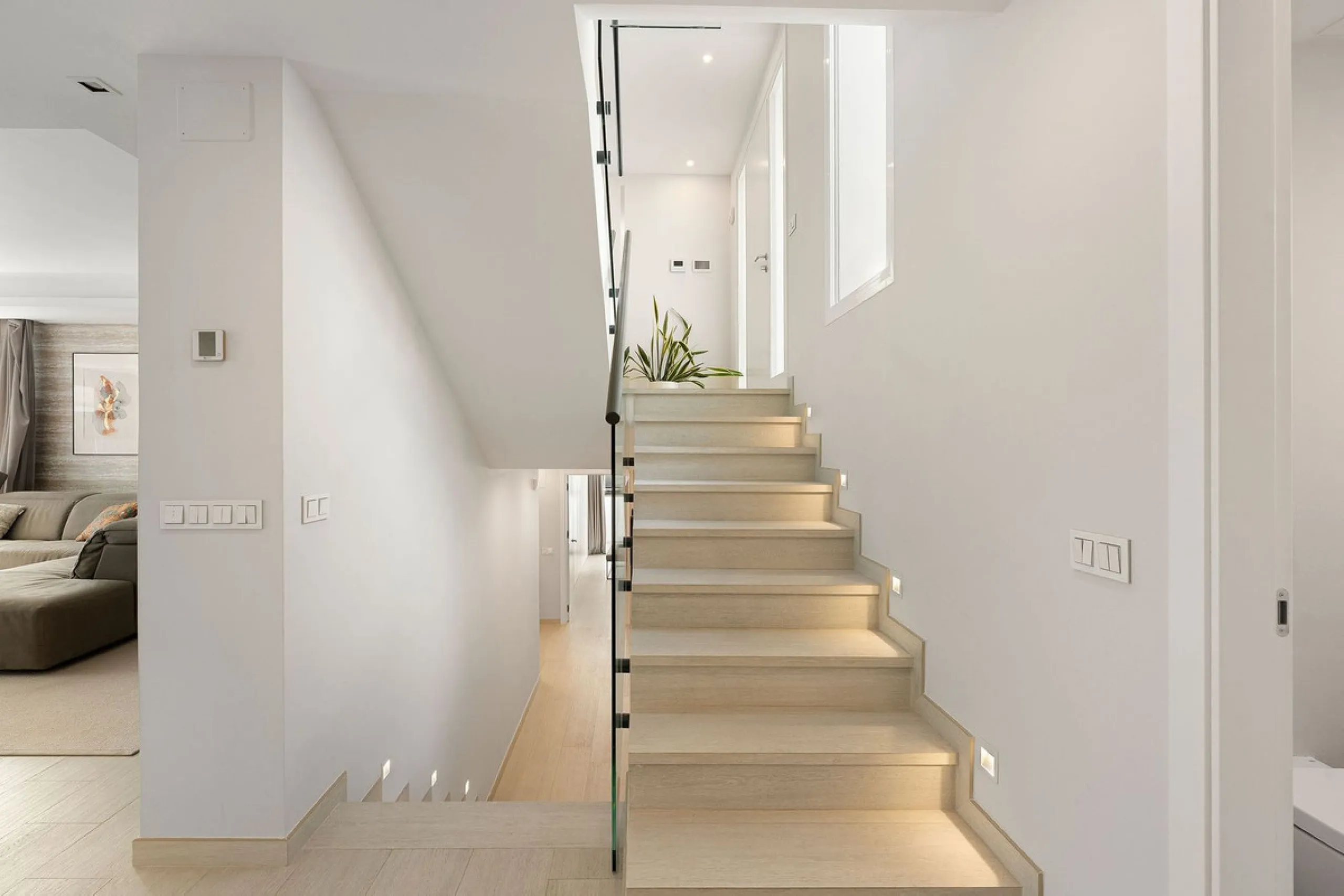 House - Detached Villa в продаже в Marbella, Málaga. В доме 5 спален и 4 ванных комнат. Площадь дома 306 м². Площадь участка 830 м²