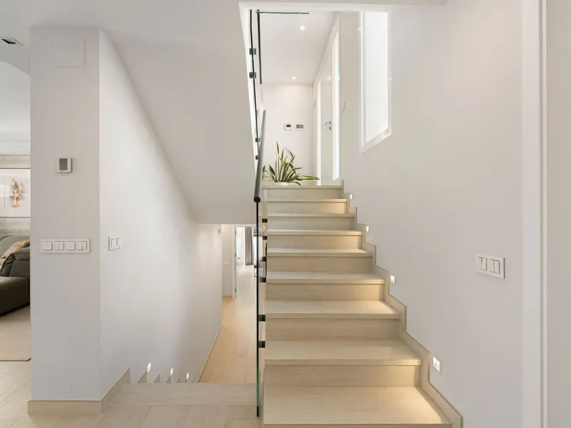 House - Detached Villa в продаже в Marbella, Málaga. В доме 5 спален и 4 ванных комнат. Площадь дома 306 м². Площадь участка 830 м²