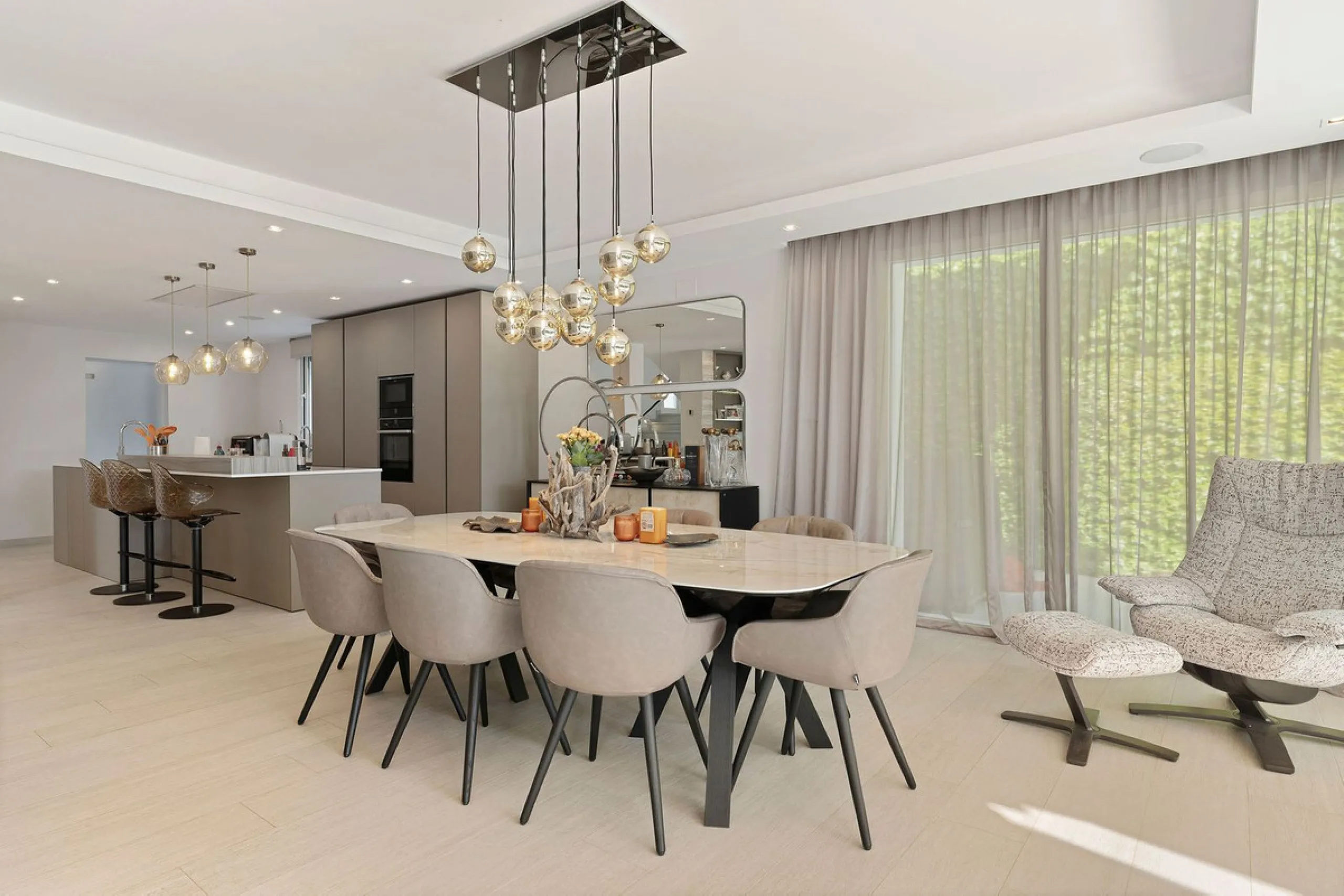 House - Detached Villa в продаже в Marbella, Málaga. В доме 5 спален и 4 ванных комнат. Площадь дома 306 м². Площадь участка 830 м²