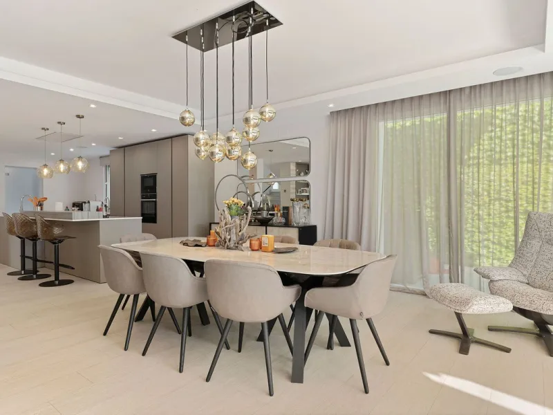 House - Detached Villa в продаже в Marbella, Málaga. В доме 5 спален и 4 ванных комнат. Площадь дома 306 м². Площадь участка 830 м²