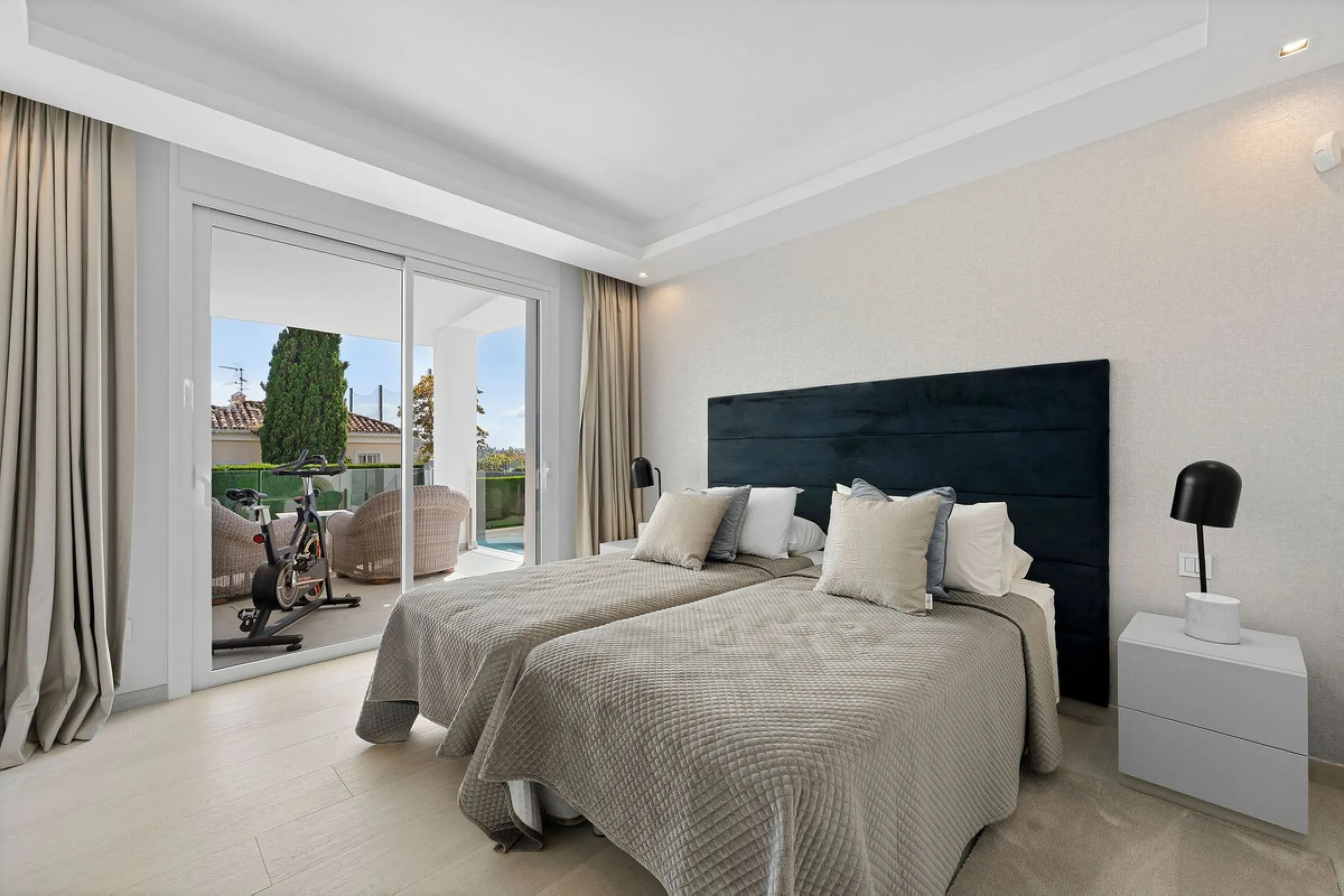 House - Detached Villa в продаже в Marbella, Málaga. В доме 5 спален и 4 ванных комнат. Площадь дома 306 м². Площадь участка 830 м²