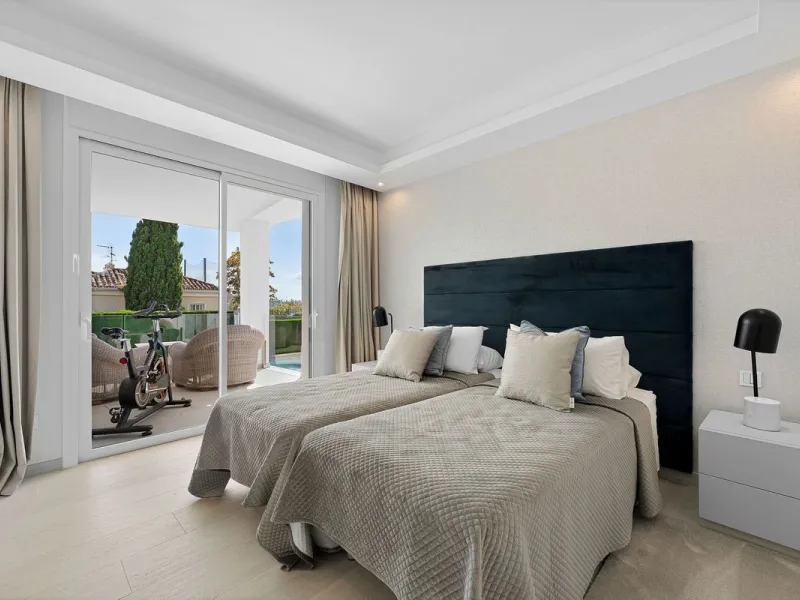 House - Detached Villa в продаже в Marbella, Málaga. В доме 5 спален и 4 ванных комнат. Площадь дома 306 м². Площадь участка 830 м²