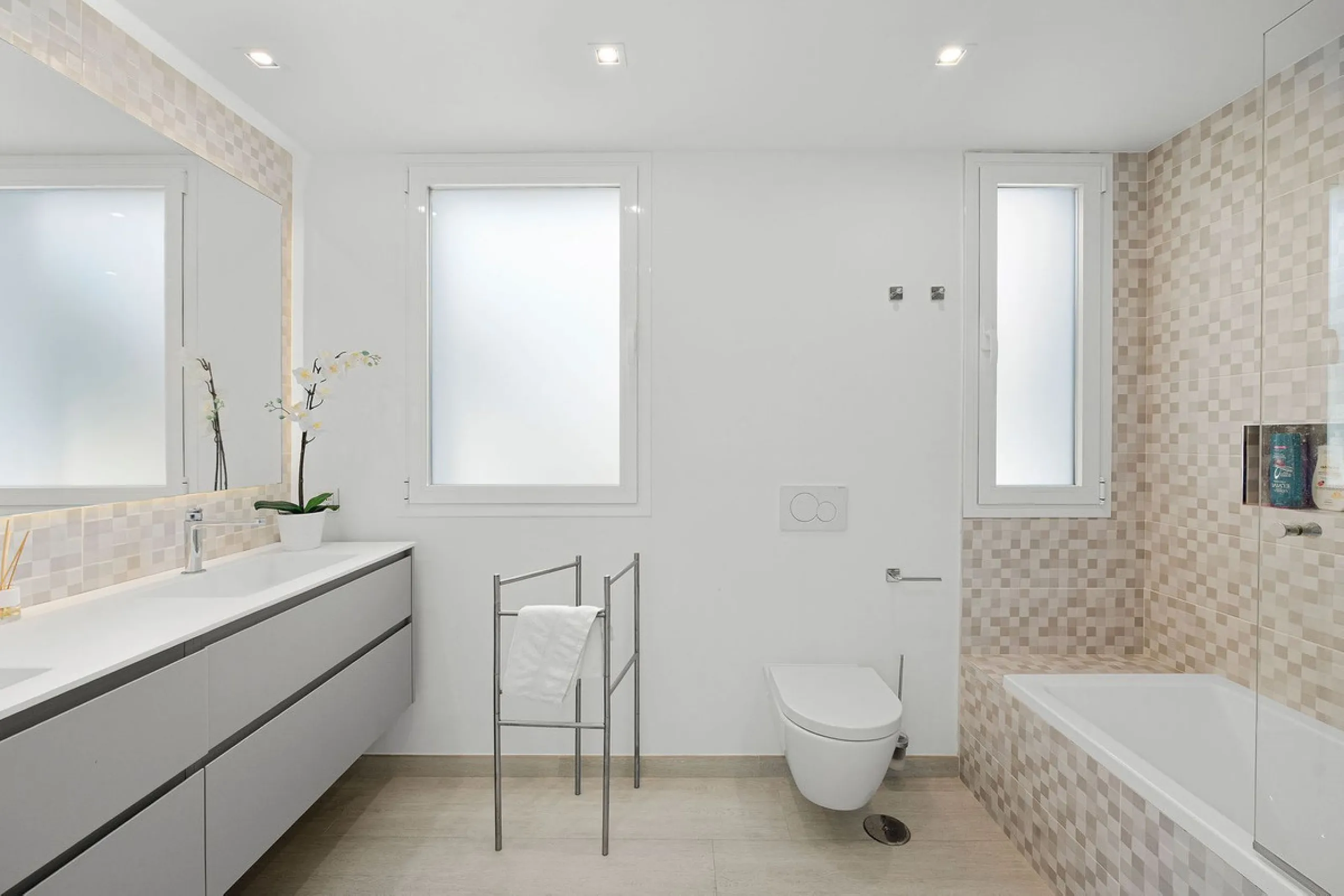 House - Detached Villa в продаже в Marbella, Málaga. В доме 5 спален и 4 ванных комнат. Площадь дома 306 м². Площадь участка 830 м²