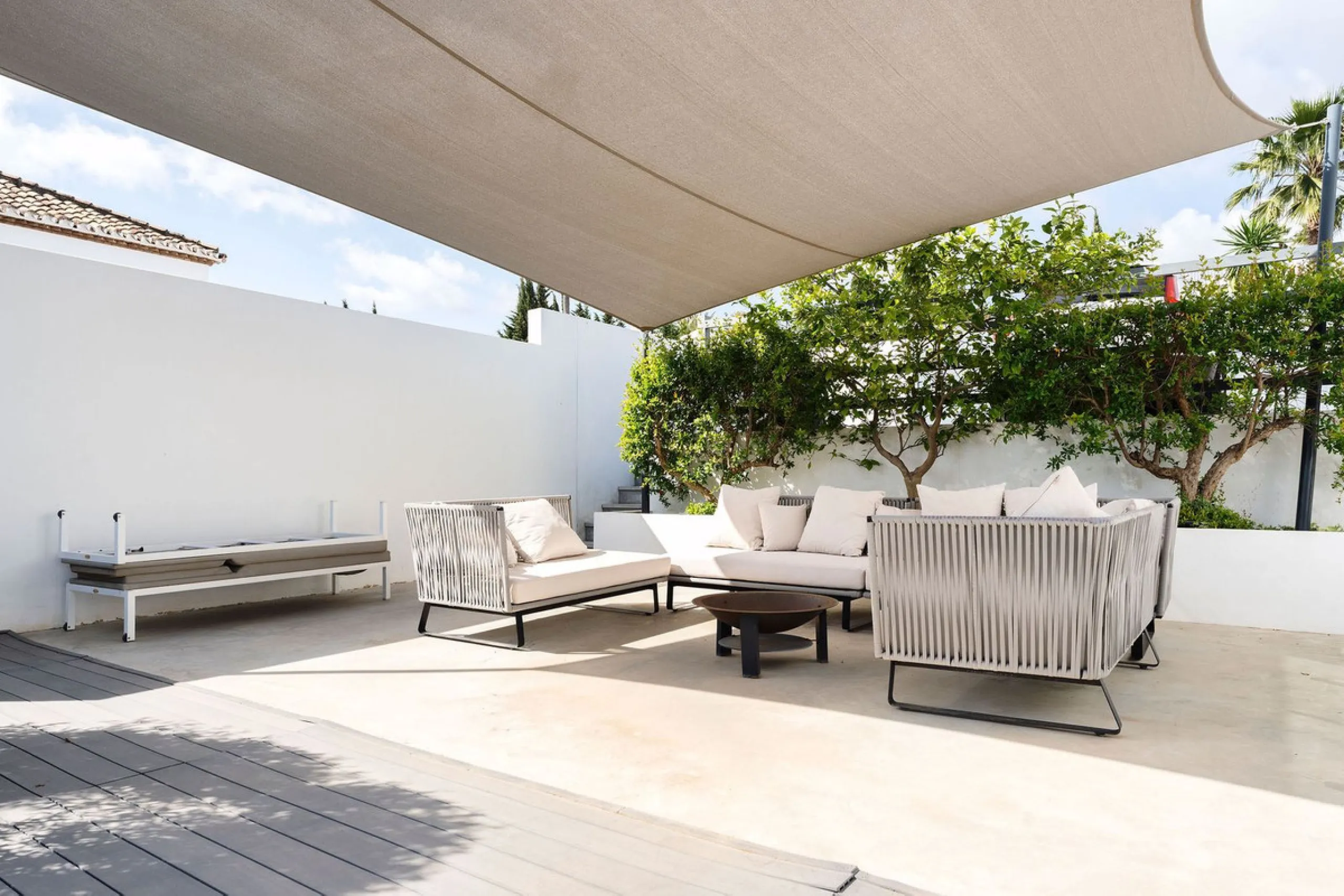 House - Detached Villa в продаже в Marbella, Málaga. В доме 5 спален и 4 ванных комнат. Площадь дома 306 м². Площадь участка 830 м²