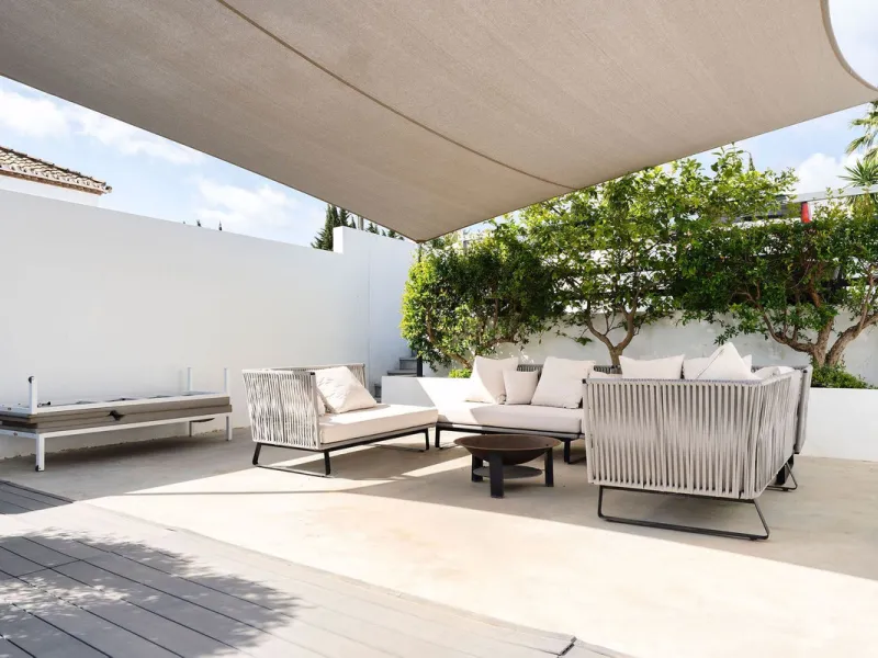 House - Detached Villa в продаже в Marbella, Málaga. В доме 5 спален и 4 ванных комнат. Площадь дома 306 м². Площадь участка 830 м²