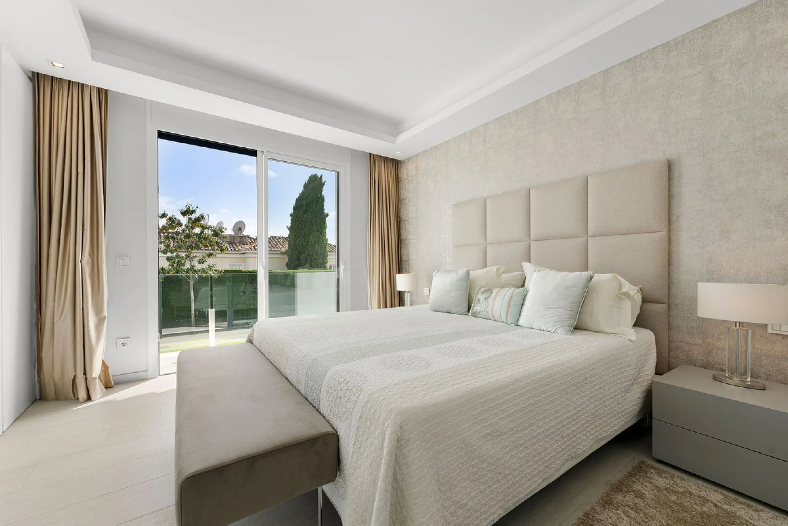 House - Detached Villa в продаже в Marbella, Málaga. В доме 5 спален и 4 ванных комнат. Площадь дома 306 м². Площадь участка 830 м²