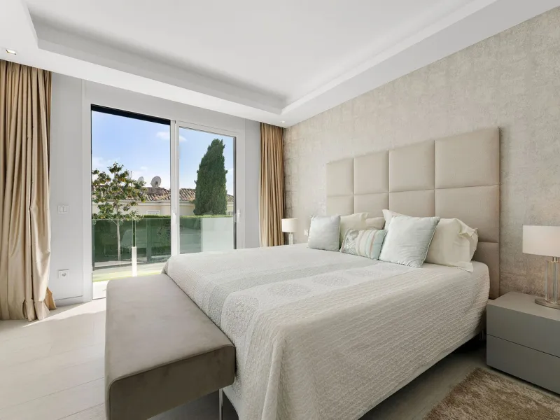 House - Detached Villa в продаже в Marbella, Málaga. В доме 5 спален и 4 ванных комнат. Площадь дома 306 м². Площадь участка 830 м²