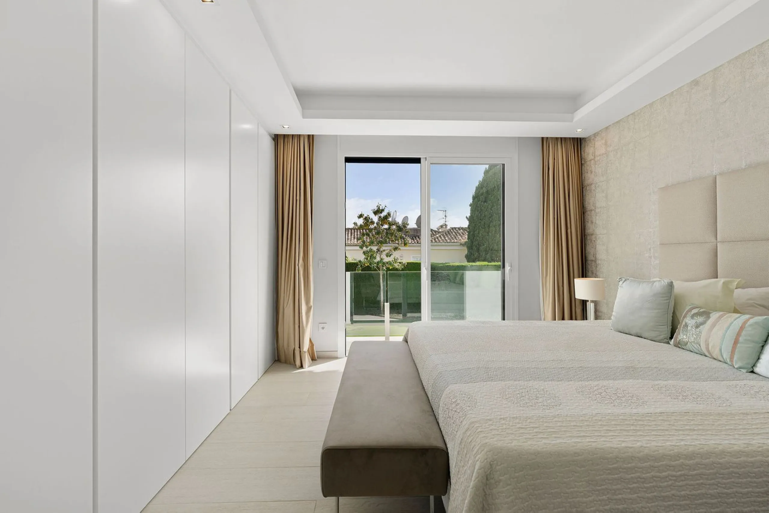 House - Detached Villa в продаже в Marbella, Málaga. В доме 5 спален и 4 ванных комнат. Площадь дома 306 м². Площадь участка 830 м²