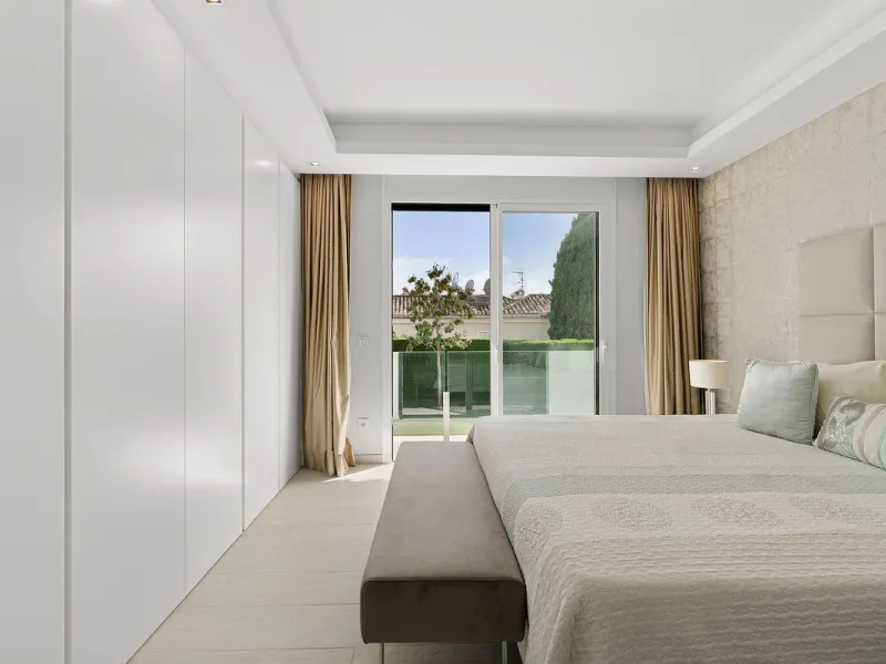 House - Detached Villa в продаже в Marbella, Málaga. В доме 5 спален и 4 ванных комнат. Площадь дома 306 м². Площадь участка 830 м²