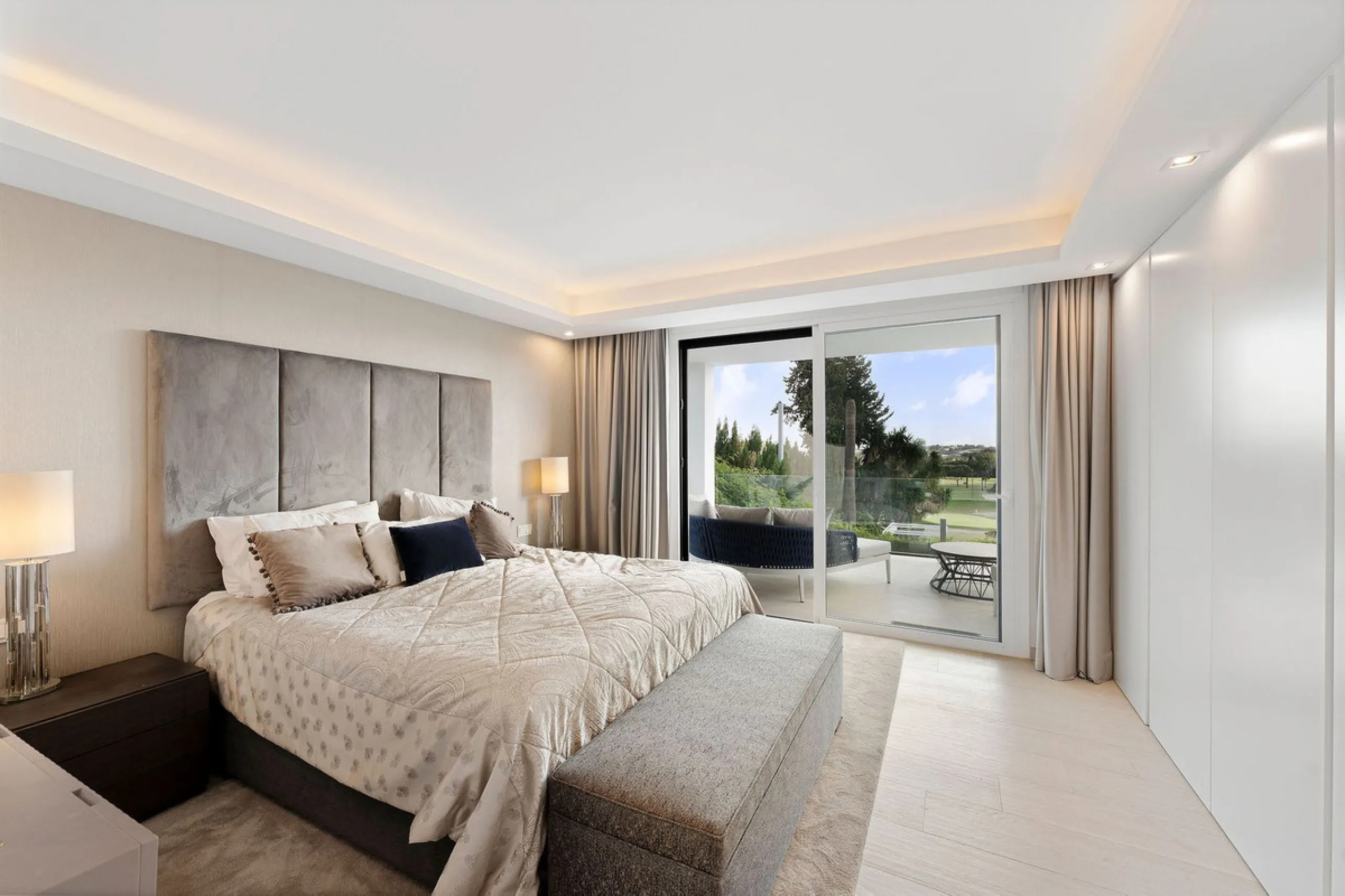 House - Detached Villa в продаже в Marbella, Málaga. В доме 5 спален и 4 ванных комнат. Площадь дома 306 м². Площадь участка 830 м²