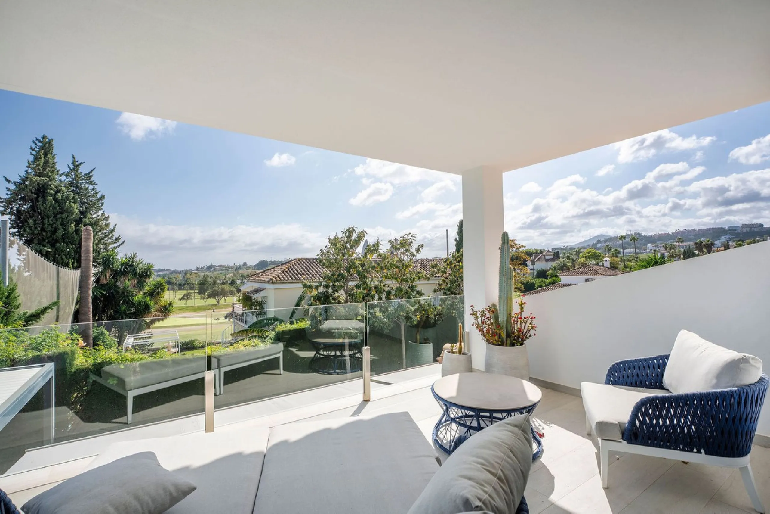 House - Detached Villa в продаже в Marbella, Málaga. В доме 5 спален и 4 ванных комнат. Площадь дома 306 м². Площадь участка 830 м²
