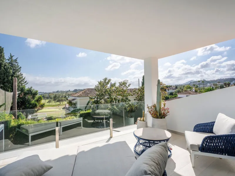 House - Detached Villa в продаже в Marbella, Málaga. В доме 5 спален и 4 ванных комнат. Площадь дома 306 м². Площадь участка 830 м²