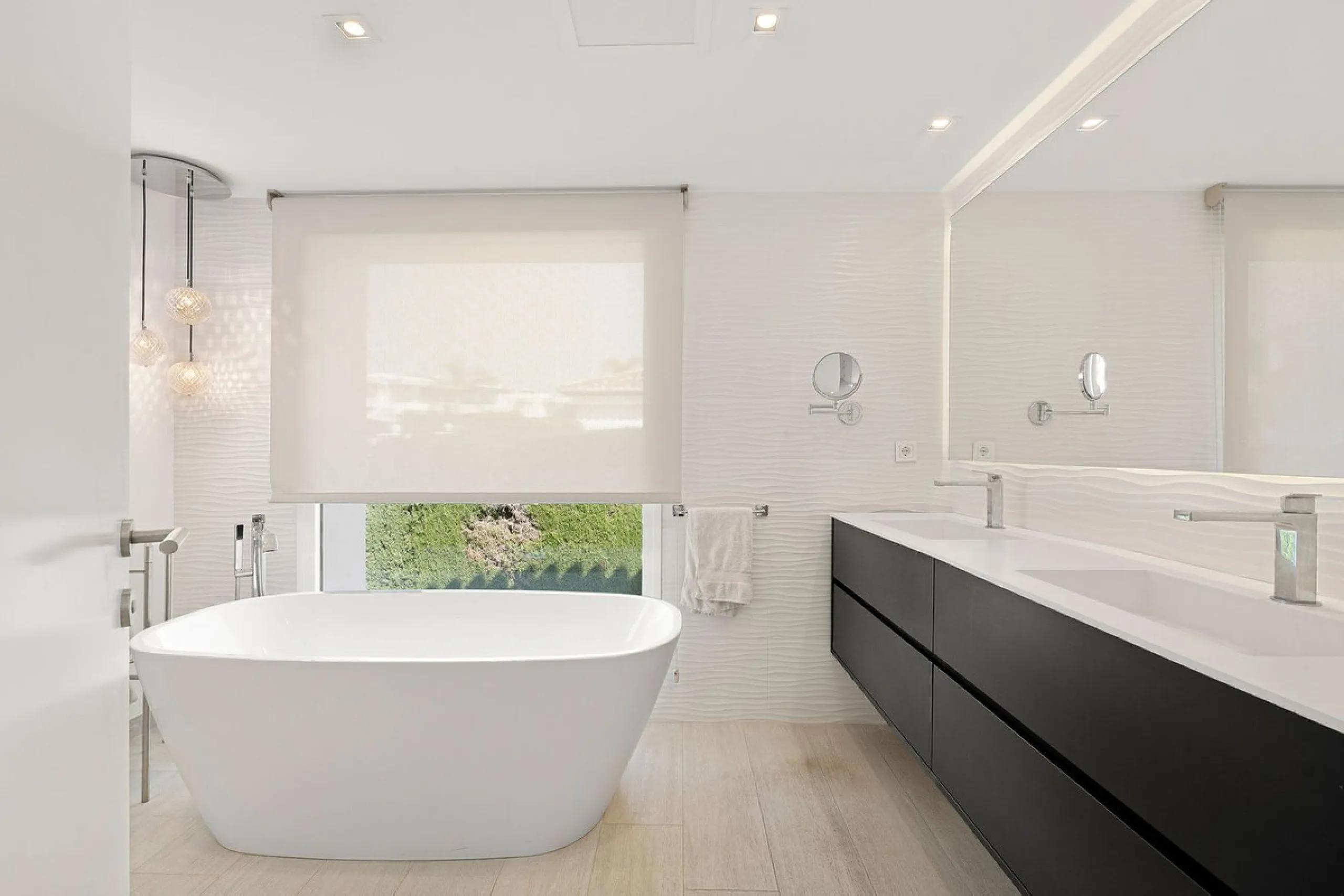 House - Detached Villa в продаже в Marbella, Málaga. В доме 5 спален и 4 ванных комнат. Площадь дома 306 м². Площадь участка 830 м²