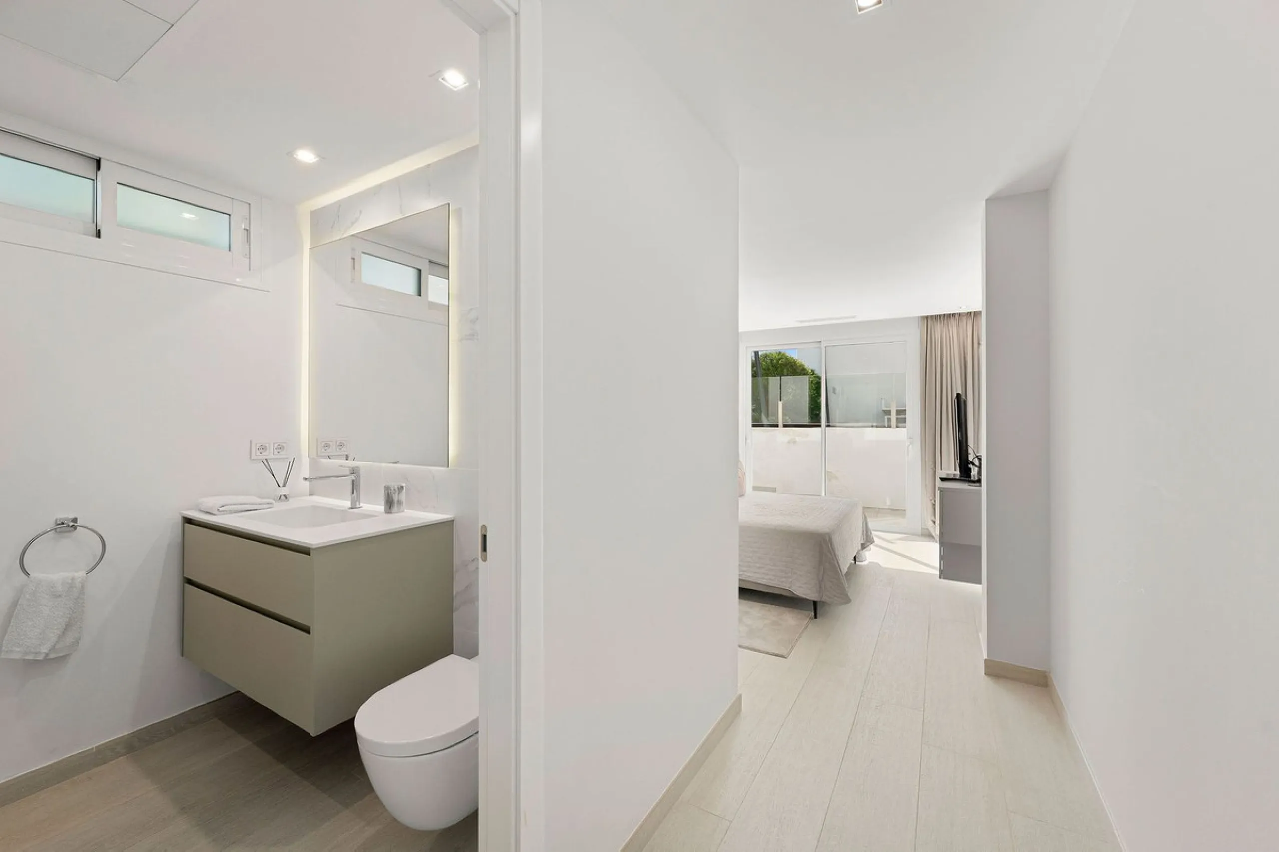 House - Detached Villa в продаже в Marbella, Málaga. В доме 5 спален и 4 ванных комнат. Площадь дома 306 м². Площадь участка 830 м²