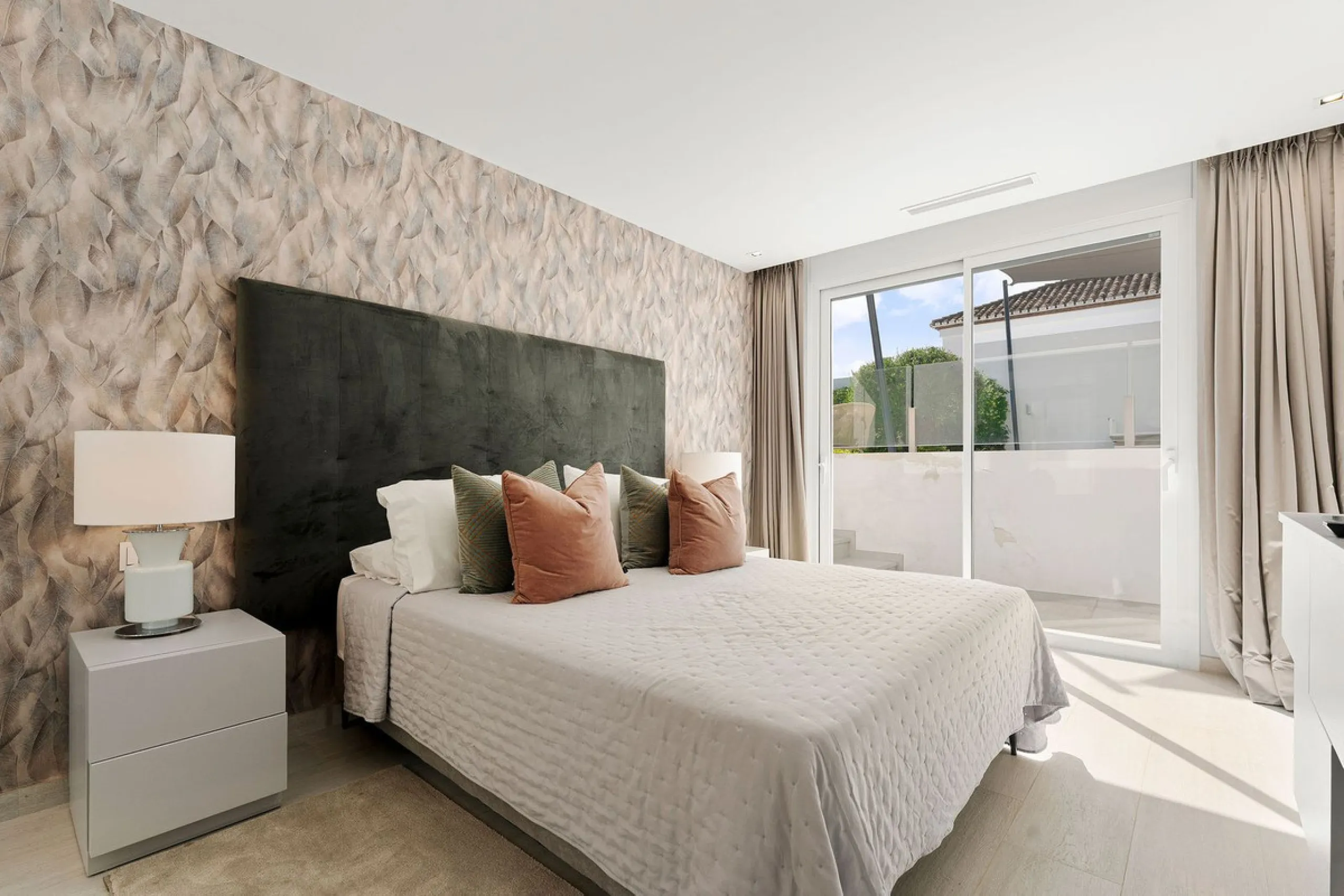 House - Detached Villa в продаже в Marbella, Málaga. В доме 5 спален и 4 ванных комнат. Площадь дома 306 м². Площадь участка 830 м²