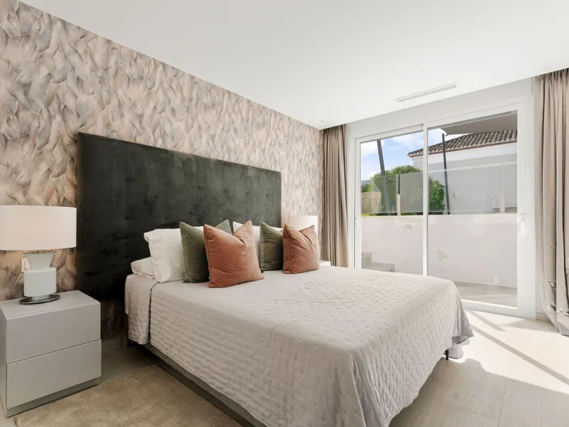 House - Detached Villa в продаже в Marbella, Málaga. В доме 5 спален и 4 ванных комнат. Площадь дома 306 м². Площадь участка 830 м²