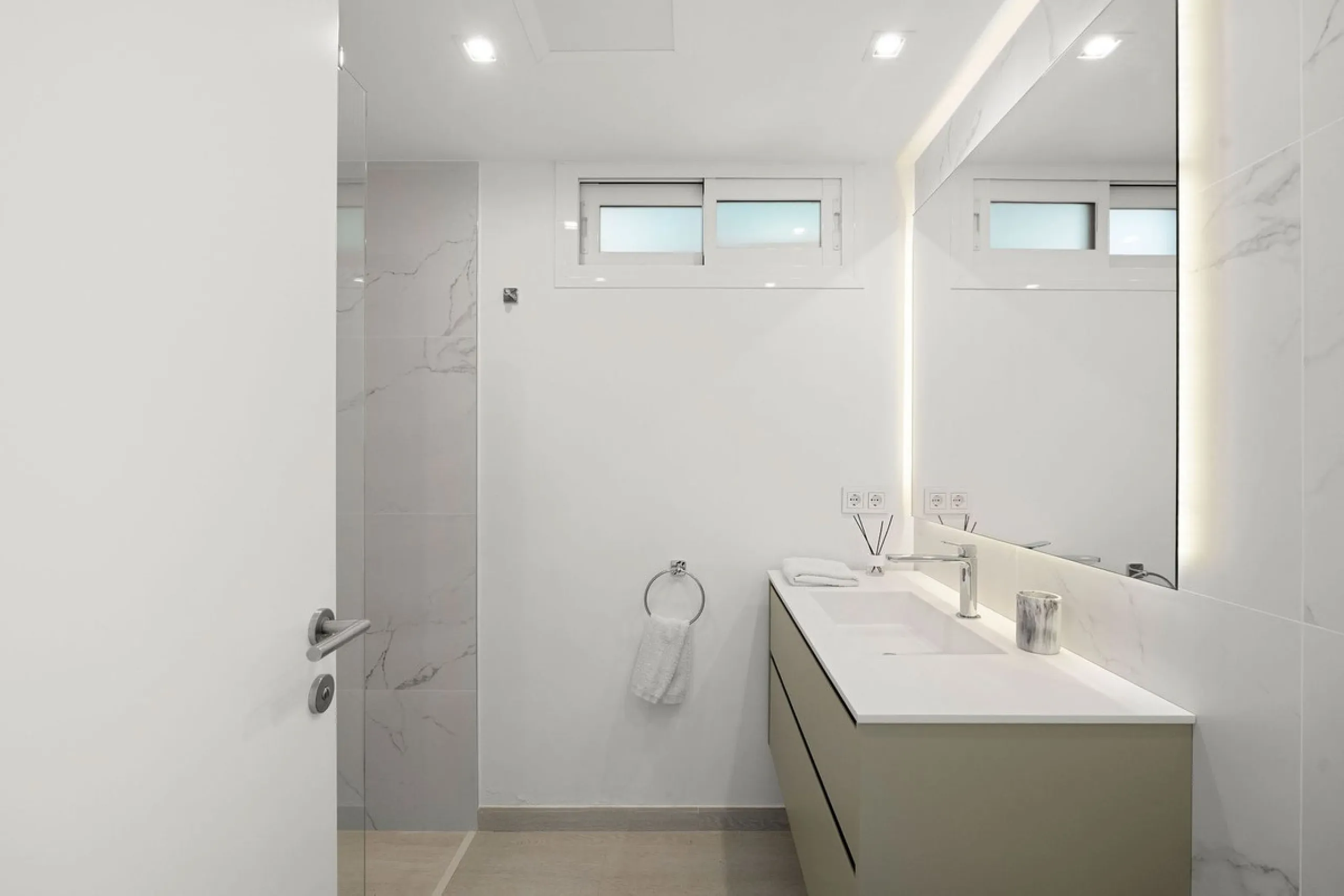 House - Detached Villa в продаже в Marbella, Málaga. В доме 5 спален и 4 ванных комнат. Площадь дома 306 м². Площадь участка 830 м²