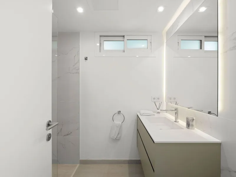 House - Detached Villa в продаже в Marbella, Málaga. В доме 5 спален и 4 ванных комнат. Площадь дома 306 м². Площадь участка 830 м²