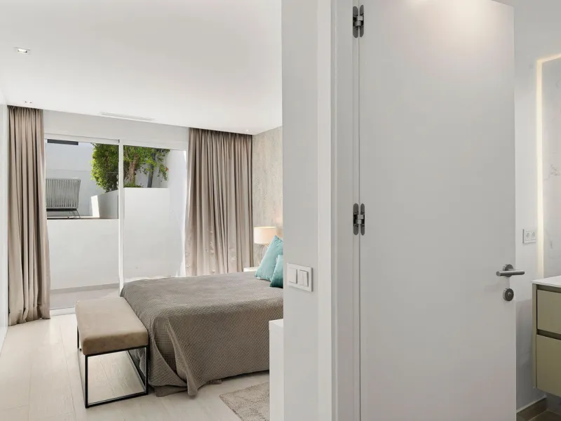 House - Detached Villa в продаже в Marbella, Málaga. В доме 5 спален и 4 ванных комнат. Площадь дома 306 м². Площадь участка 830 м²