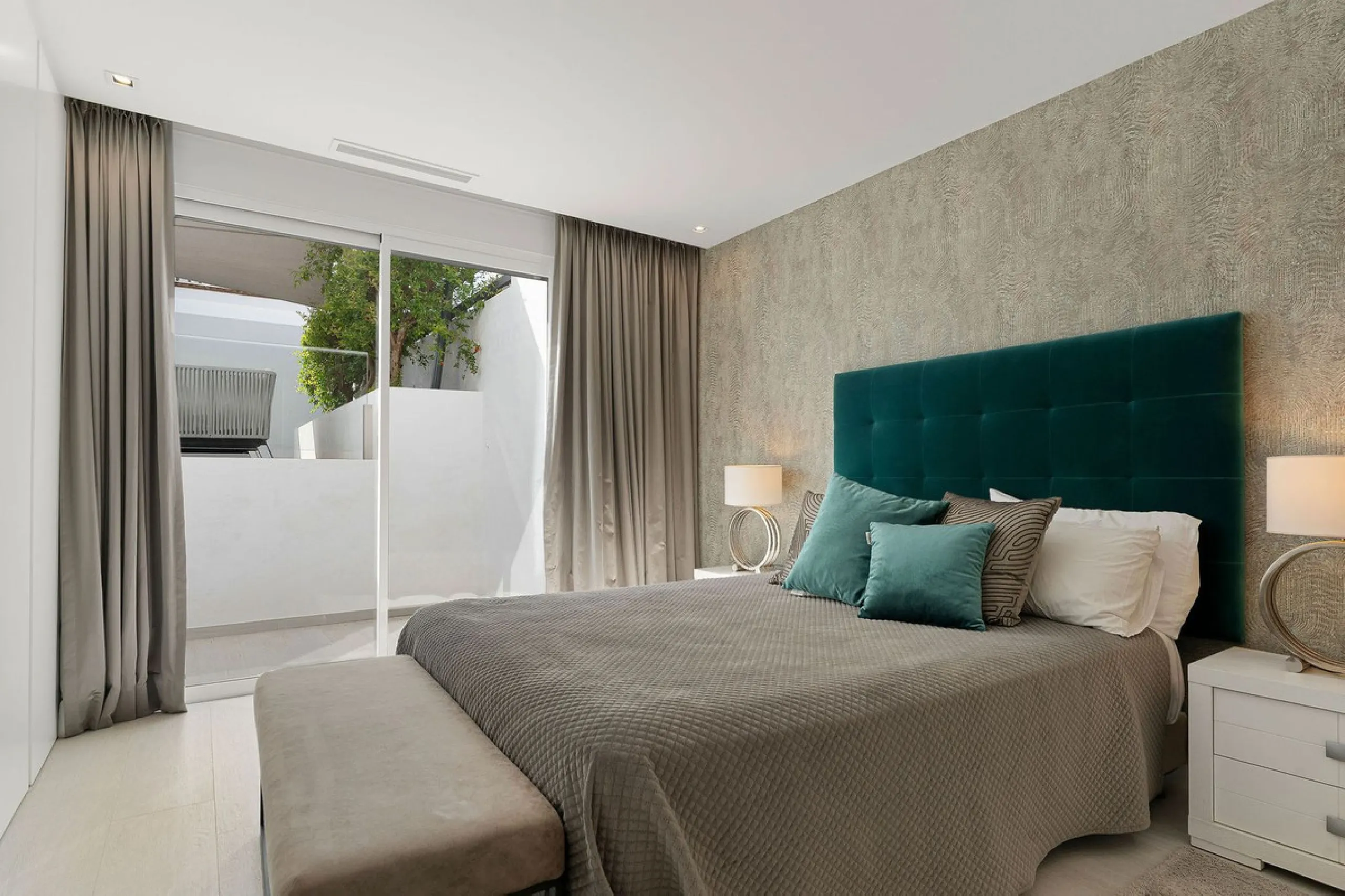 House - Detached Villa в продаже в Marbella, Málaga. В доме 5 спален и 4 ванных комнат. Площадь дома 306 м². Площадь участка 830 м²