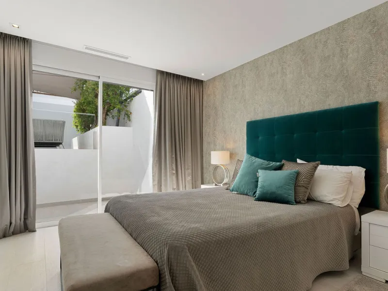 House - Detached Villa в продаже в Marbella, Málaga. В доме 5 спален и 4 ванных комнат. Площадь дома 306 м². Площадь участка 830 м²