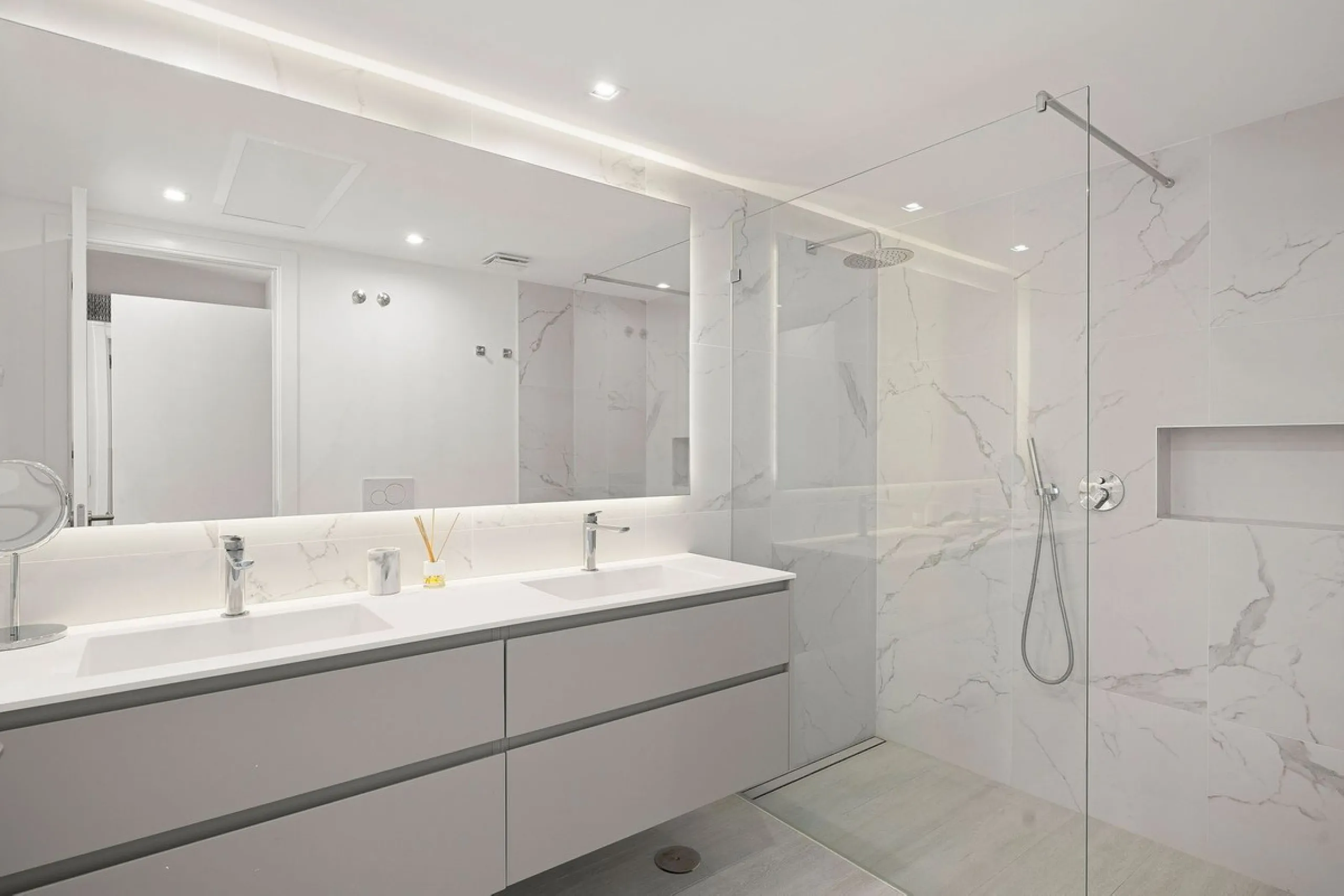 House - Detached Villa в продаже в Marbella, Málaga. В доме 5 спален и 4 ванных комнат. Площадь дома 306 м². Площадь участка 830 м²