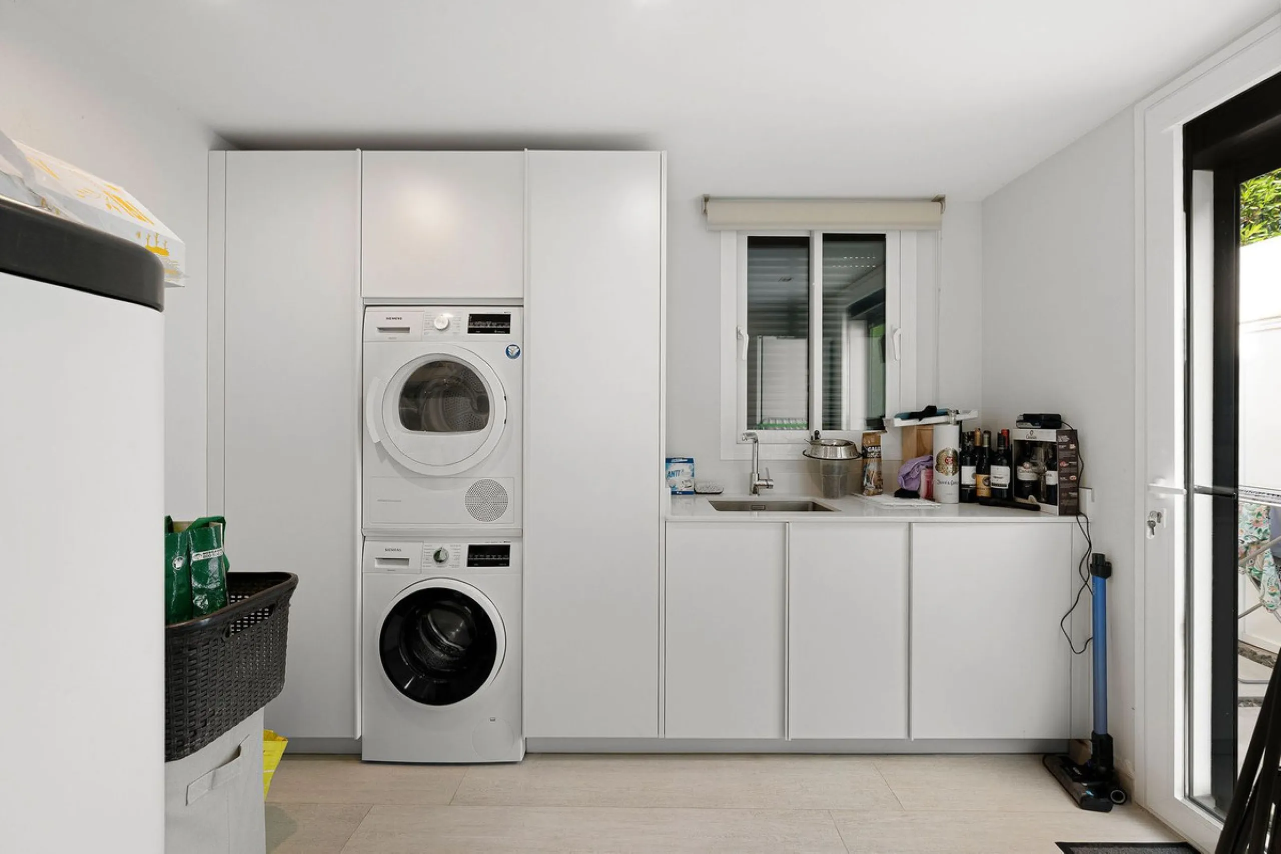 House - Detached Villa в продаже в Marbella, Málaga. В доме 5 спален и 4 ванных комнат. Площадь дома 306 м². Площадь участка 830 м²