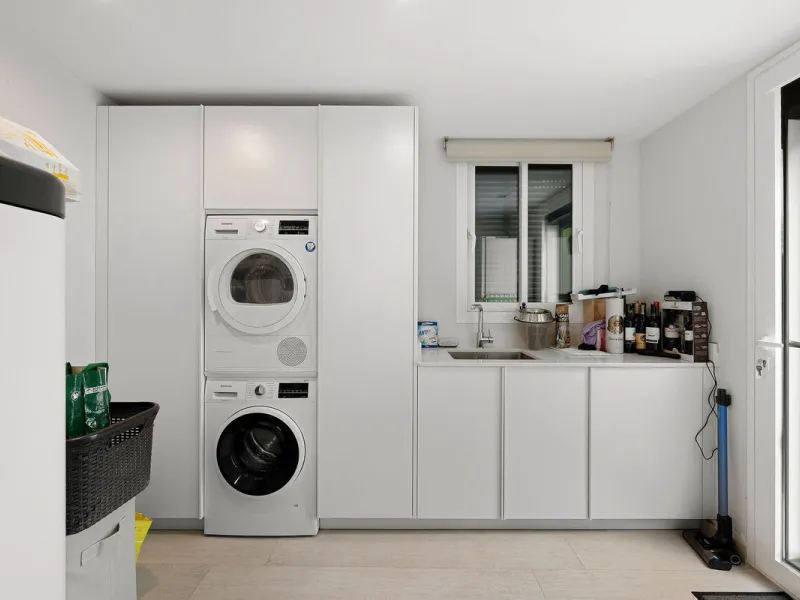House - Detached Villa в продаже в Marbella, Málaga. В доме 5 спален и 4 ванных комнат. Площадь дома 306 м². Площадь участка 830 м²