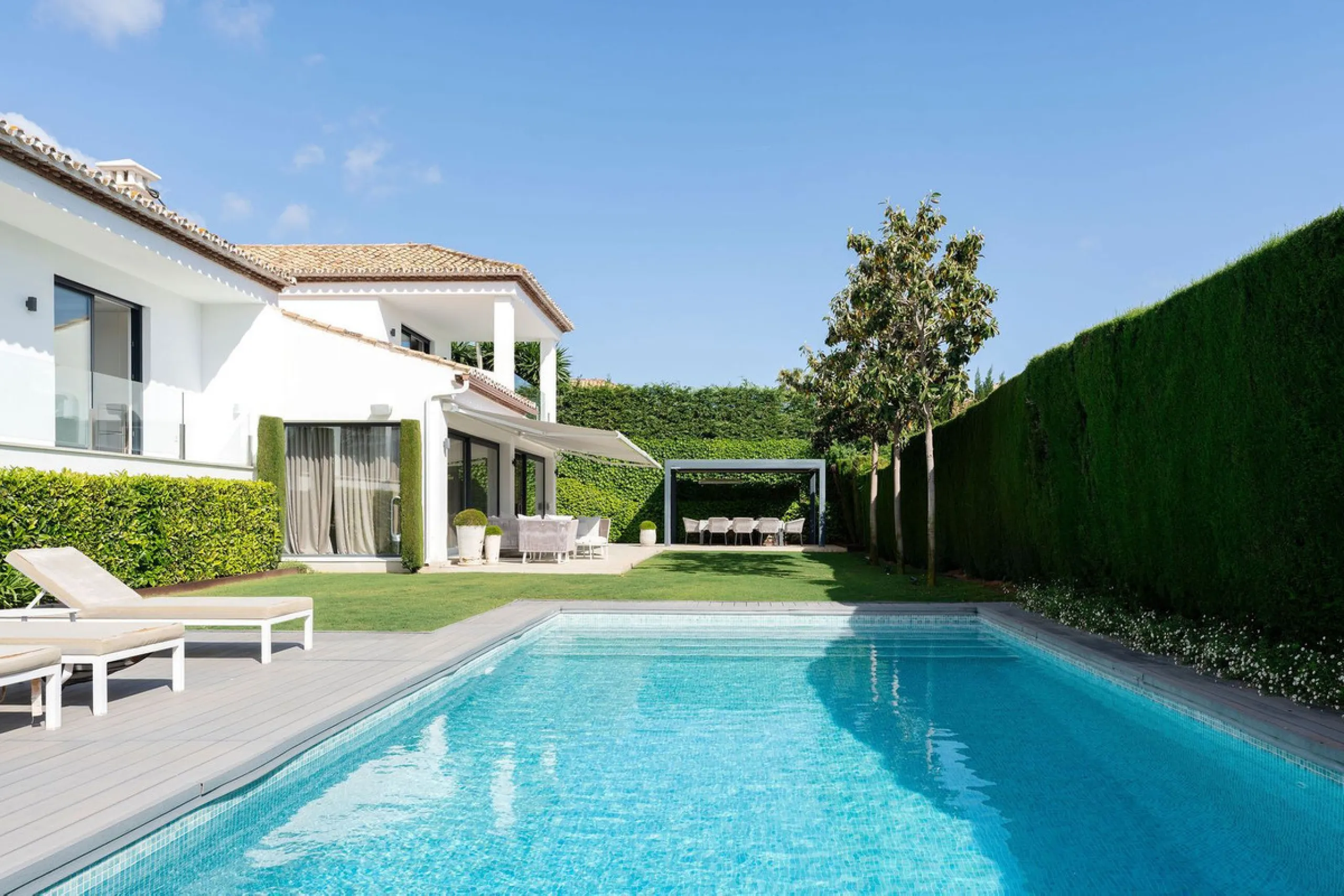 House - Detached Villa в продаже в Marbella, Málaga. В доме 5 спален и 4 ванных комнат. Площадь дома 306 м². Площадь участка 830 м²
