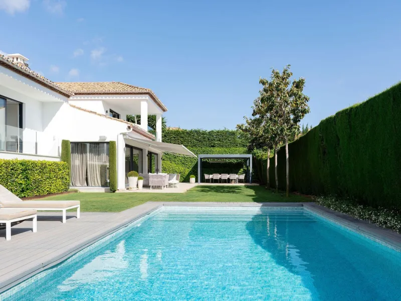 House - Detached Villa в продаже в Marbella, Málaga. В доме 5 спален и 4 ванных комнат. Площадь дома 306 м². Площадь участка 830 м²