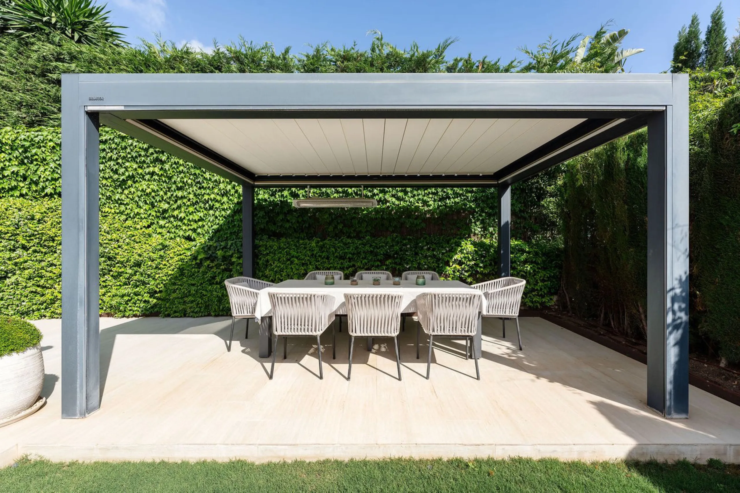 House - Detached Villa в продаже в Marbella, Málaga. В доме 5 спален и 4 ванных комнат. Площадь дома 306 м². Площадь участка 830 м²