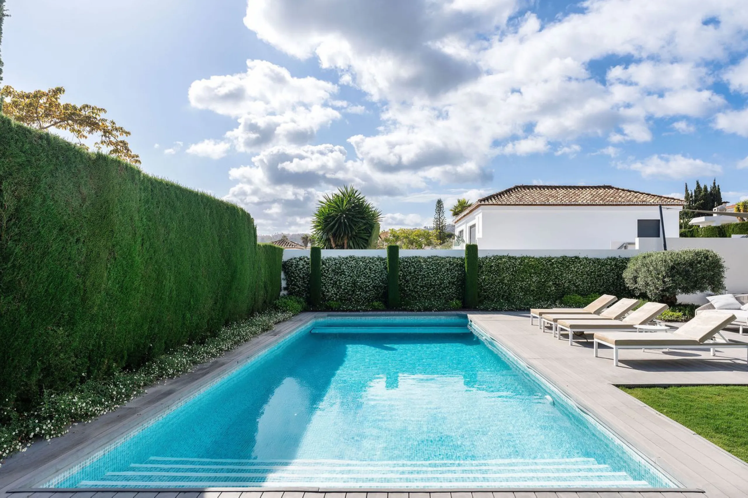House - Detached Villa в продаже в Marbella, Málaga. В доме 5 спален и 4 ванных комнат. Площадь дома 306 м². Площадь участка 830 м²