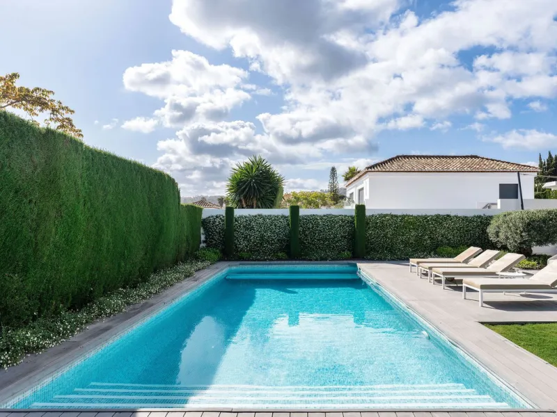 House - Detached Villa в продаже в Marbella, Málaga. В доме 5 спален и 4 ванных комнат. Площадь дома 306 м². Площадь участка 830 м²