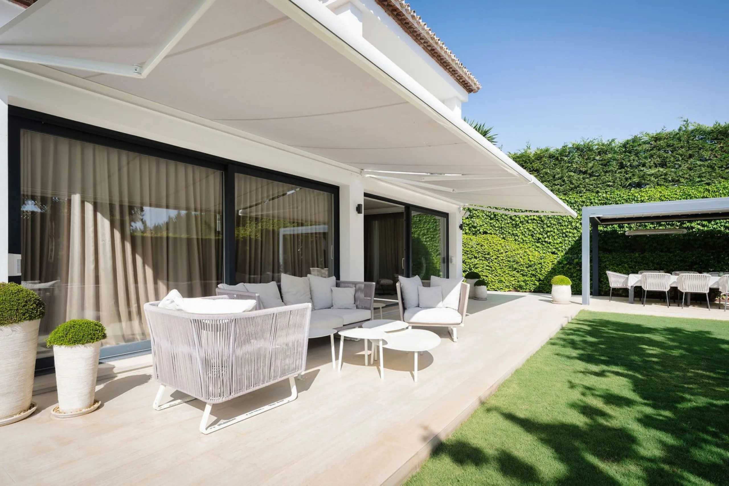 House - Detached Villa в продаже в Marbella, Málaga. В доме 5 спален и 4 ванных комнат. Площадь дома 306 м². Площадь участка 830 м²