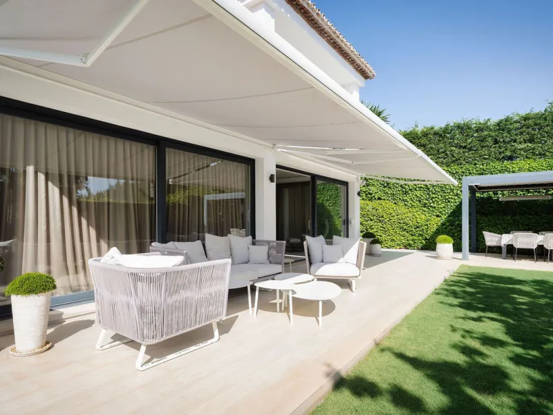 House - Detached Villa в продаже в Marbella, Málaga. В доме 5 спален и 4 ванных комнат. Площадь дома 306 м². Площадь участка 830 м²