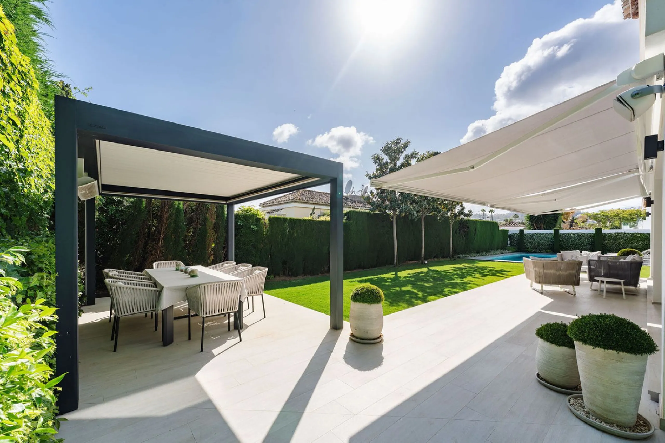 House - Detached Villa в продаже в Marbella, Málaga. В доме 5 спален и 4 ванных комнат. Площадь дома 306 м². Площадь участка 830 м²
