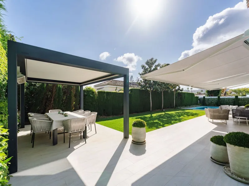 House - Detached Villa в продаже в Marbella, Málaga. В доме 5 спален и 4 ванных комнат. Площадь дома 306 м². Площадь участка 830 м²
