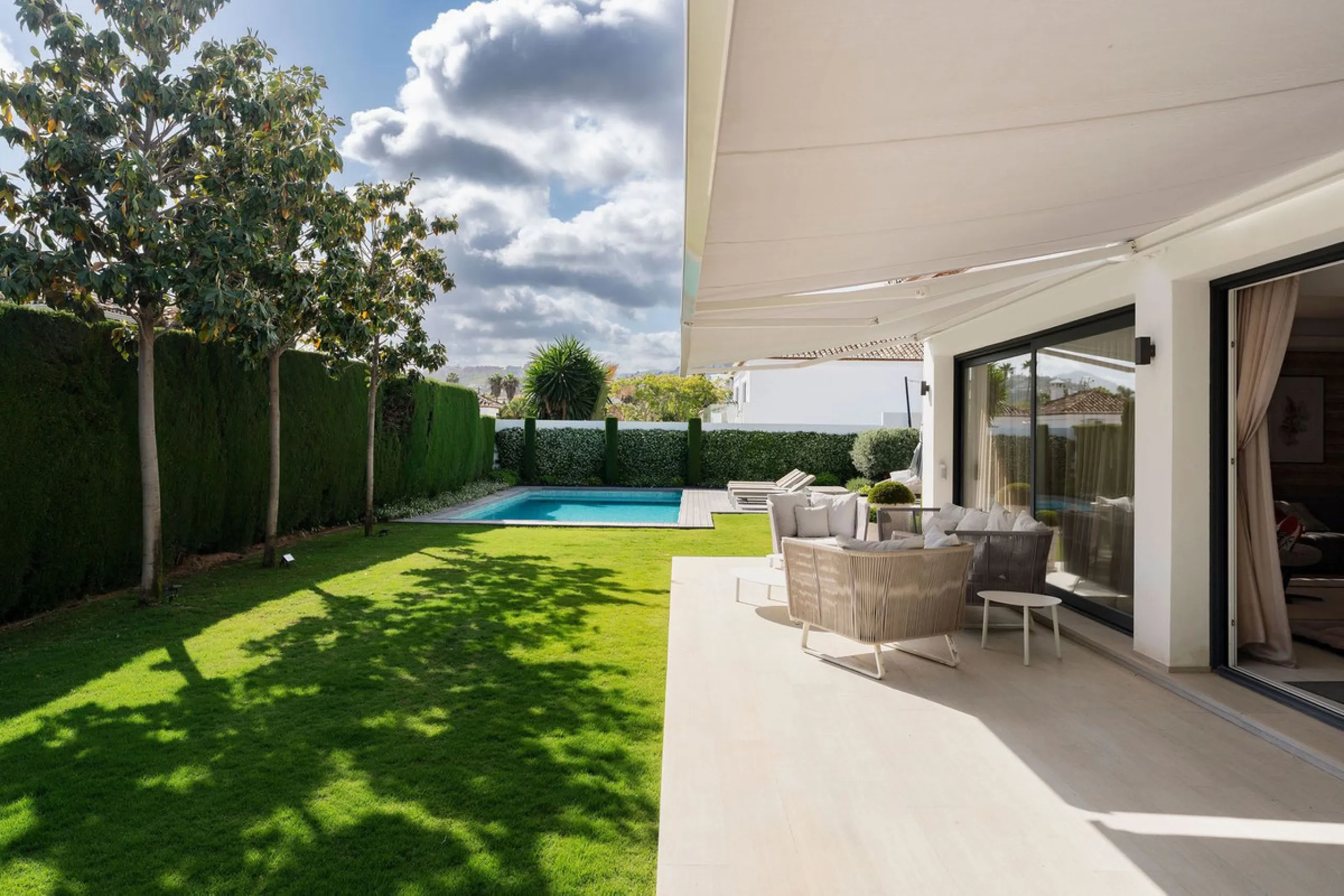 House - Detached Villa в продаже в Marbella, Málaga. В доме 5 спален и 4 ванных комнат. Площадь дома 306 м². Площадь участка 830 м²