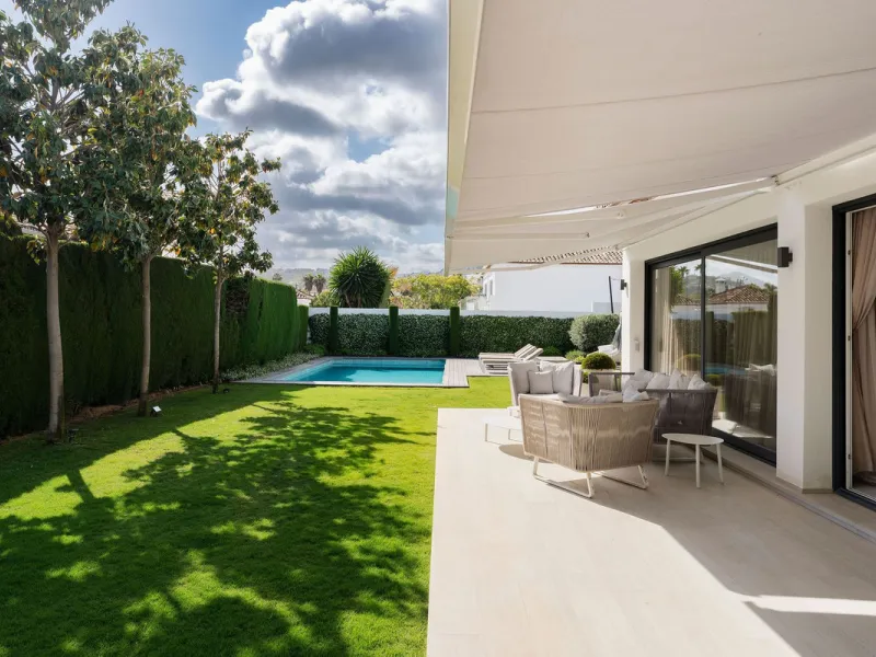 House - Detached Villa в продаже в Marbella, Málaga. В доме 5 спален и 4 ванных комнат. Площадь дома 306 м². Площадь участка 830 м²