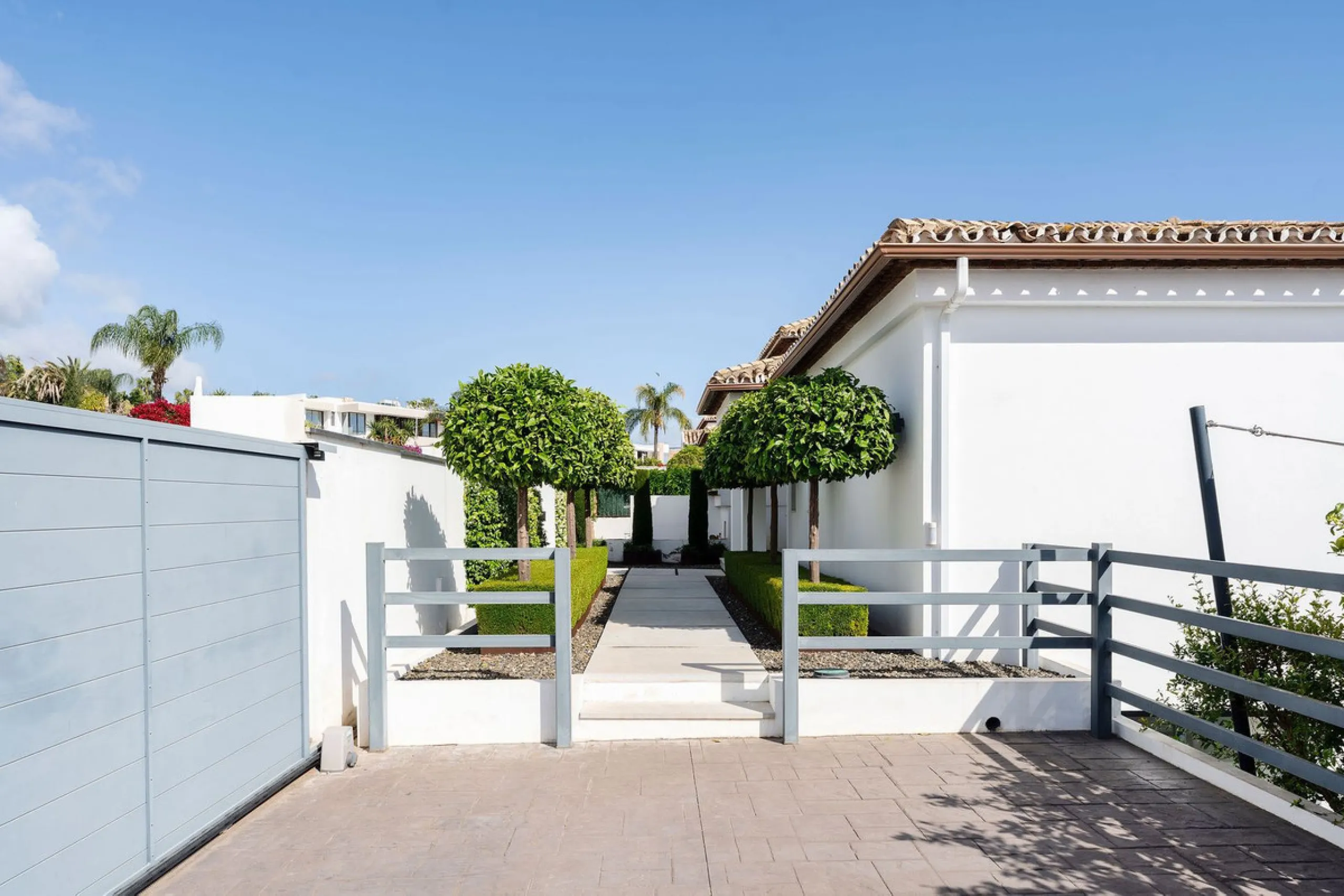 House - Detached Villa в продаже в Marbella, Málaga. В доме 5 спален и 4 ванных комнат. Площадь дома 306 м². Площадь участка 830 м²