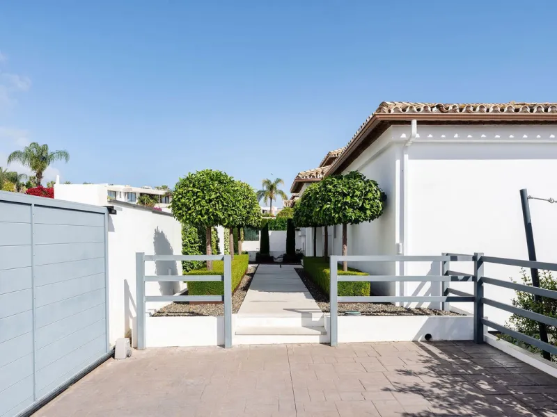 House - Detached Villa в продаже в Marbella, Málaga. В доме 5 спален и 4 ванных комнат. Площадь дома 306 м². Площадь участка 830 м²