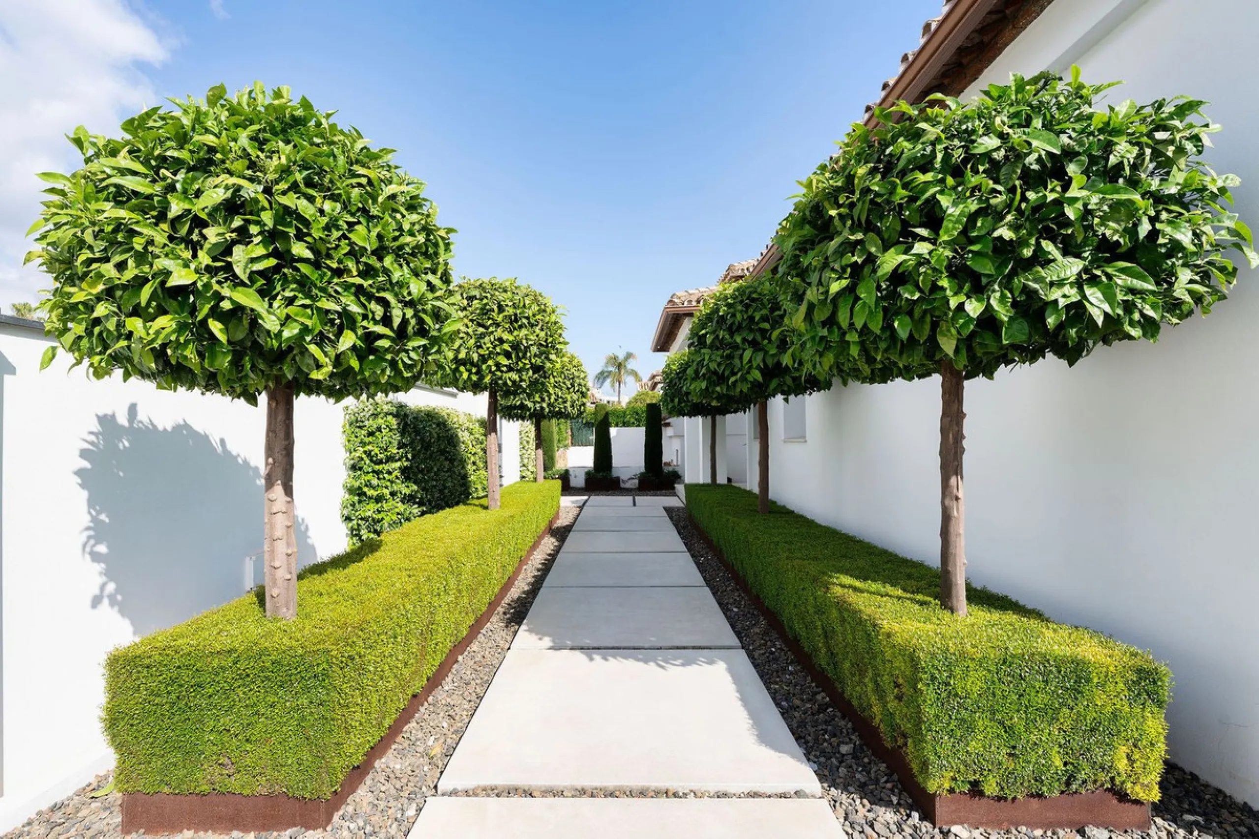 House - Detached Villa в продаже в Marbella, Málaga. В доме 5 спален и 4 ванных комнат. Площадь дома 306 м². Площадь участка 830 м²