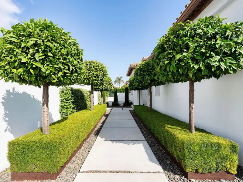 House - Detached Villa в продаже в Marbella, Málaga. В доме 5 спален и 4 ванных комнат. Площадь дома 306 м². Площадь участка 830 м²
