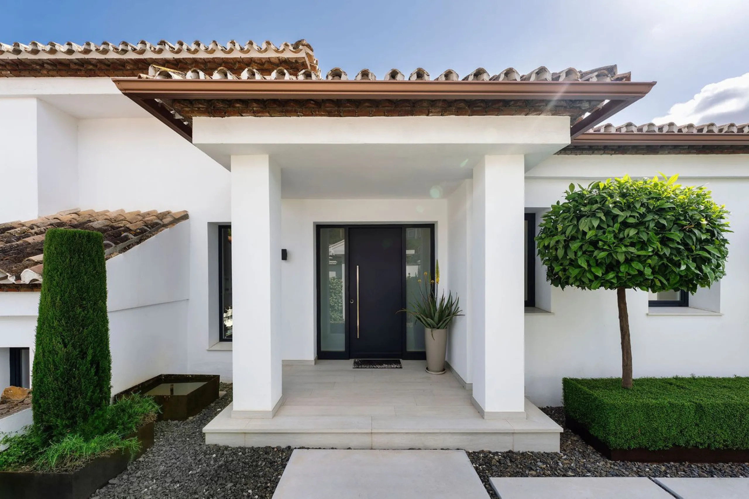 House - Detached Villa в продаже в Marbella, Málaga. В доме 5 спален и 4 ванных комнат. Площадь дома 306 м². Площадь участка 830 м²