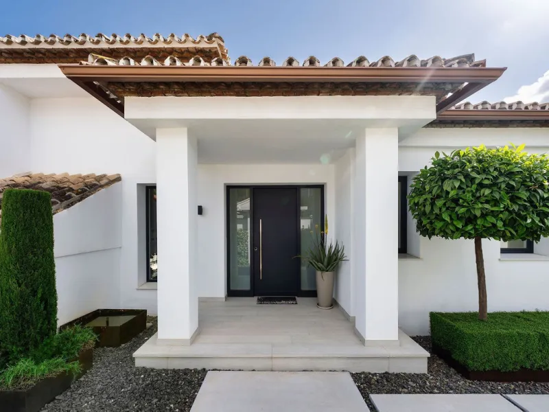 House - Detached Villa в продаже в Marbella, Málaga. В доме 5 спален и 4 ванных комнат. Площадь дома 306 м². Площадь участка 830 м²